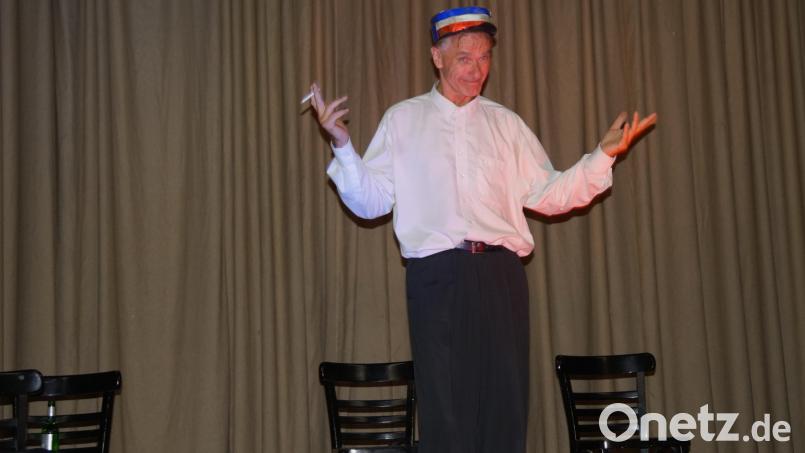 Bei der Theaterparodie zum Kinoklassiker Casablanca schlüpft Andreas Büttner in neun verschiedene Rollen, indem er Kopfbedeckungen und Kleidung in Windeseile wechselt. Bild: wel