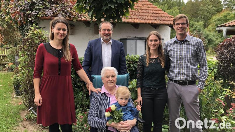 Im Kreise ihrer Familie feiert Maria Zimmermann (Mitte) ihren 90. Geburtstag. Über die Glückwünsche von Nabburgs Bürgermeister Frank Zeitler (Mitte hinten) freute sich die Jubilarin besonders. Bild: mis