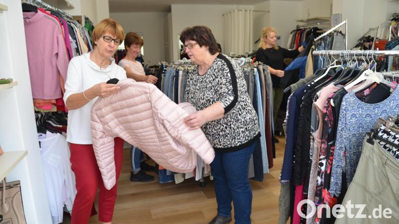 Am Marktplatz 12 gibt es gut erhaltene Kleidung, auch Markenkleidung, zu kleinen Preisen. Jede einzelne Ware wird genau geprüft, bevor es im Kleiderständer Platz bekommt. Es gibt auch passende Accessoires wie Gürtel und Taschen dazu. Vorbeischauen lohnt sich. Karin Gesierich, Cornelia Weig, Maria Striegl und Brigitte Gruber (von links) beraten gerne. Bild: dob