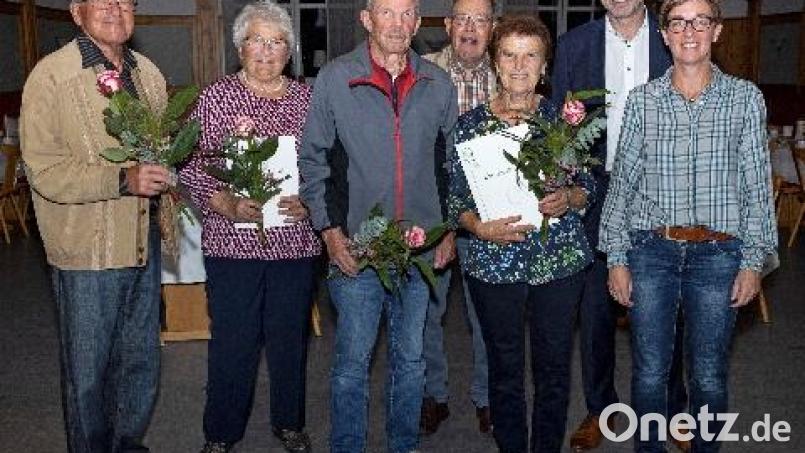 Einige Mitglieder des Obst- und Gartenbauverein Freudenberg/Wutschdorf werden für ihre langjährige Treue ausgezeichnet. Bild: Hermann Koch/exb
