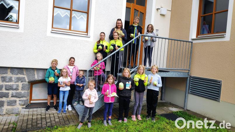 Ihre Kohlrabis gediehen prächtig: Für die Gewinner der Gartenaktion gab es Gutscheine. Bild: Petra Zach/exb