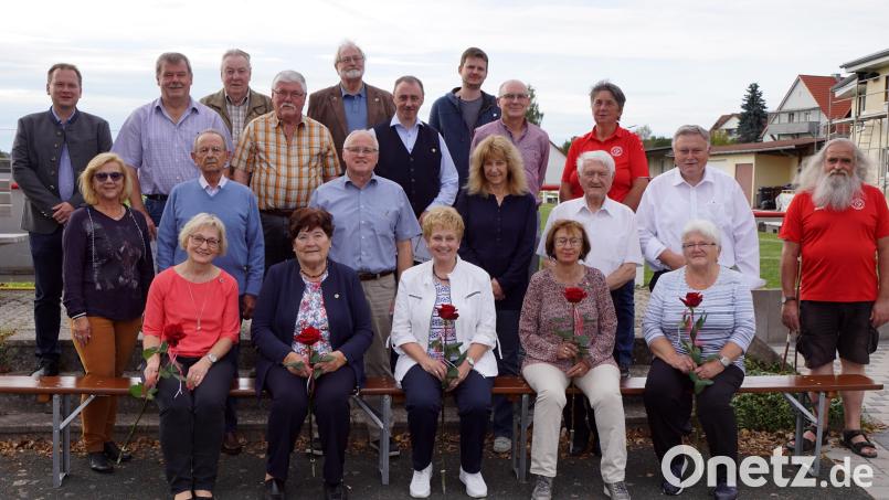 17 von 38 zu Ehrenden konnten Urkunden, Treuenadeln und ein Geschenk übergeben werden. Bild: bkr