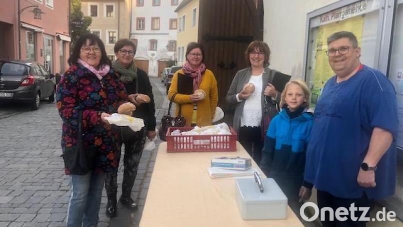 Auch die vier Sängerinnen Liane Preininger, Elisabeth Daschner, Rita Krapf und Ursula Dadder (von links) kauften Minibrote für einen guten Zweck. Bild: jzk