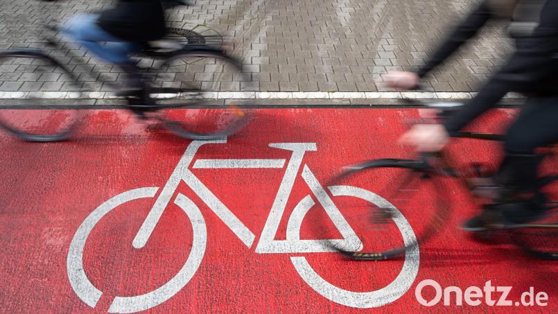 Erste Hilfe für ein besseres Radwegenetz im Landkreis Schwandorf: Weiße und rote Farbe. Mit Markierungen können laut Institut für Umwelt und Boden bereits etliche Verbesserungen erreicht werden. Symbolbild: Friso Gentsch/dpa