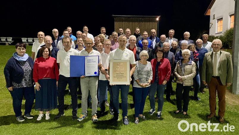 Eine Vielzahl von Mitgliedern des TSV wurde für langjährige Mitgliedschaft oder jahrzehntelanges ehrenamtliches Engagement geehrt. Bild: Eichl