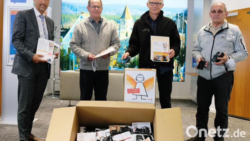 Über die Spende von circa 500 ausgedienten Handys freuen sich Rainer Graßler (Kolpingvorstand), Pastoralreferent Alfred Kick, Kolping-Vorstandsmitglied Herbert Körper und Raiffeisen-Regionalmarktleiter Stefan Schedl (von rechts). Bild: do