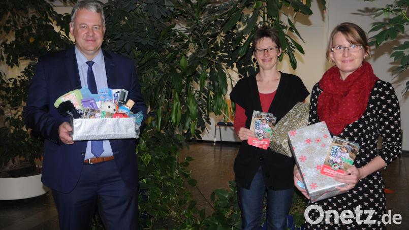 Landrat Richard Reisinger ließ sich von Jedida Strobel (Mitte) und Ulrike Straub die Zusammenstellung der Päckchen erklären. Bild: ige