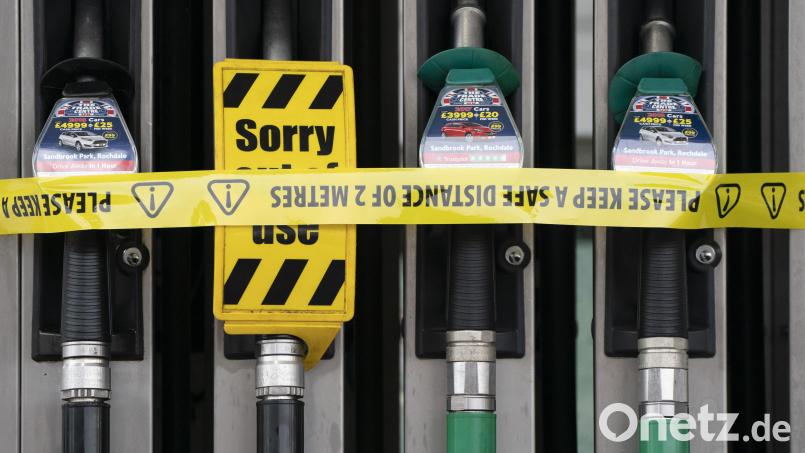 Ein Absperrband ist an einer Zapfsäule befestigt. Im Vereinigten Königreich haben derzeit viele Tankstellen kein Benzin. Hintergrund ist ein Mangel an Lastwagenfahrern. Archivbild: Jon Super