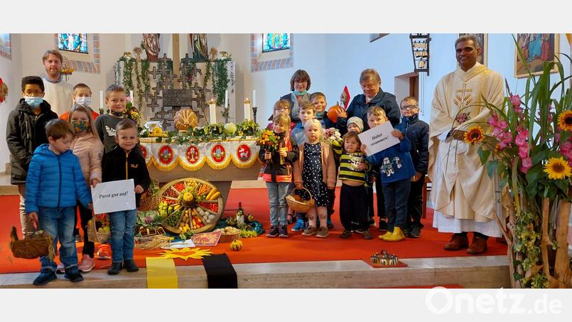 Kinder und Eltern gestalteten gemeinsam die Erntedankgottesdienste in Brand und Nagel. Den Gottesdienst hatte das Team Familiengottesdienste mit Pastoralreferent Maximilian Pravida vorbereitet. Rechts der Pfarrer von Brand und Nagel, Pater Joy. Bild: ld