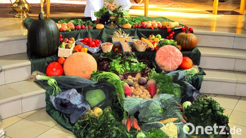 Mitglieder des Obst- und Gartenbauvereins haben den Erntedankaltar vor dem Hauptaltar der Kulmainer Pfarrkirche gelegt. Bild: ak