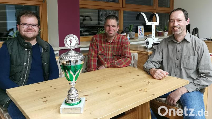 Komponist Christoph Ahlemeyer (von links), Vorsitzender Tobias Baumer und Dirigent Reinhard Lößl sind stolz auf den Pokal samt Titel „Bayerischer Meister“, welchen der Spielmannszug schon seit Herbst 2019 inne hat. Bild: Portner