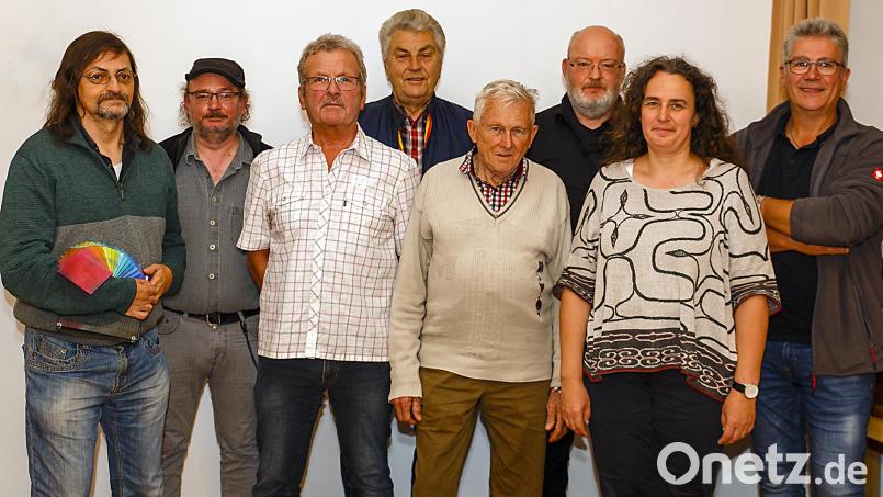 Die Sieger der Wettbewerbe der Fotofreunde sind (von links) Kurt F. Stangl, Kurt Hanauer, Hubert Sorgenfrei, Josef Lehnerer, Franz Neblich, Clemens Hösamer mit den Vorsitzenden Susanne Kimmerl und Gerhard Birner. Bild: sus