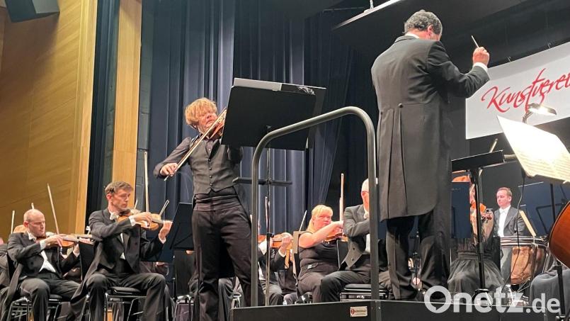 Der slowakische Geiger Milan Pal’a brillierte als Solist des Beethoven-Violinkonzerts, begleistet von den Königgrätzer Philharmonikern unter Dirigent Andreas Sebastian Weiser. r Bild: Stefan Wunder/exb