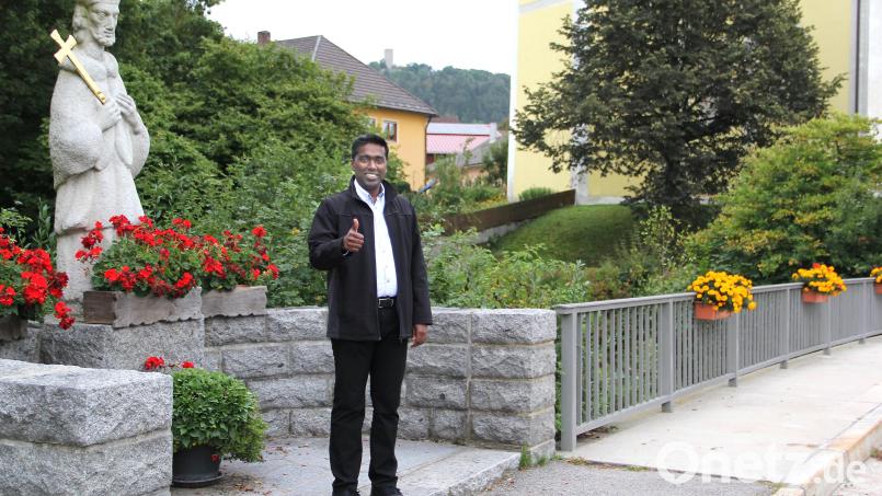 Pater Savari an der Murachbrücke in Niedermurach gleich neben der Pfarrkirche. Zu Gottesdiensten ist er hier stets zu Fuß unterwegs. Er zeigt sich optimistisch in Bezug auf die weniger werdenden Kontaktbeschränkungen und hofft auf neue Begegnungen mit den Menschen. Bild: Josef Böhm