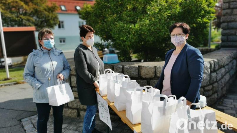 Die Kuchentüten am Verkaufsstand von Pfarrgemeinderatssprecherin Agnes Härtl (re) waren zügig ausverkauft. Bild: gz