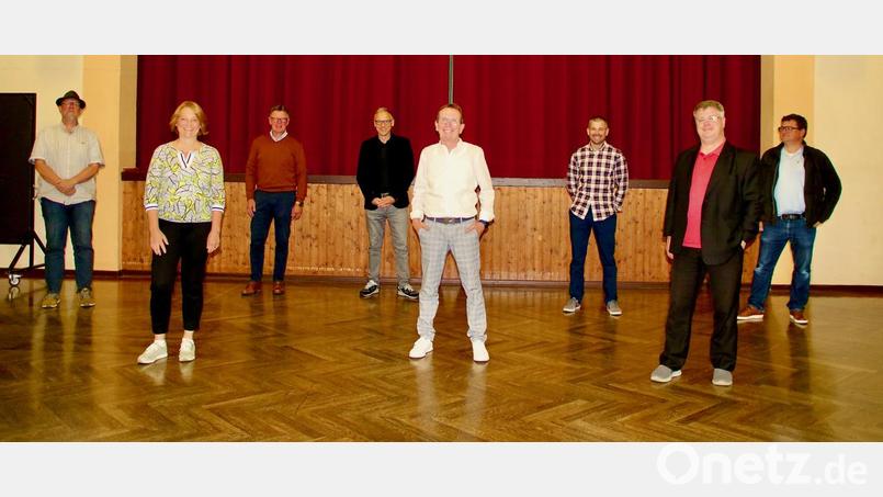 Der Vorstand des Vereins Kunsthaus Waldsassen ist wieder komplett neu gewählt. Gewählt wurden (von links vorne) Maria Wurm (Schriftführerin), Wolfgang Horn (Vorsitzender), Klaus Rosner (Kassier) und (hintere Reihe, von links) Stefan Voit (Dritter Vorsitzender), Hannes Franz (Kassenprüfer), Bürgermeister Bernd Sommer sowie Wolfgang Achatz (Kassenprüfer) und Markus Braun (Zweiter Vorsitzender). Bild: Jürgen Klein/exb