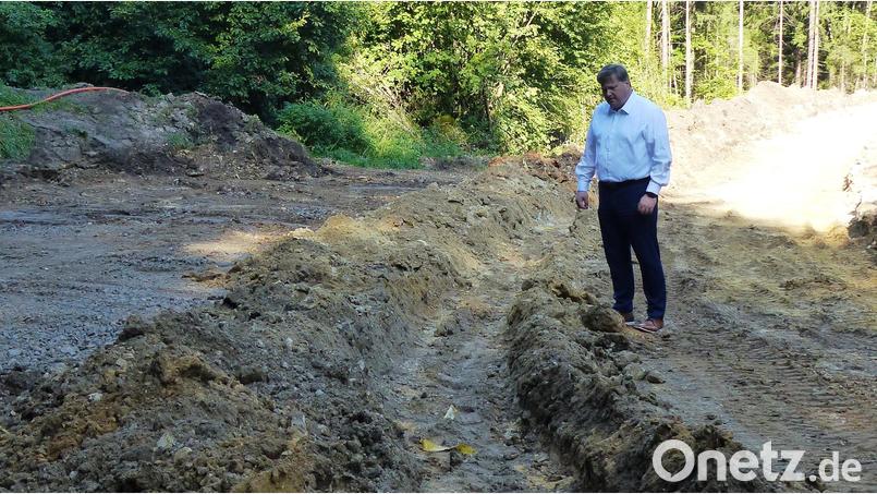 Bürgermeister Stefan Braun begutachtet den Ausbau der Gemeindeverbindungsstraße zwischen Dettnach und Drahberg an der früheren Engstelle mit den Kurven im Wald, wo die Rodungsarbeiten bereits im Frühjahr stattgefunden haben. Bild: jp