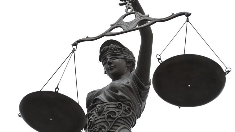 Eine Statue der Justitia mit einer Waage in ihrer Hand. Symbolbild: David-Wolfgang Ebener