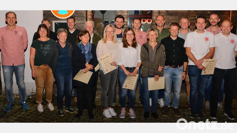 Langjährige und verdiente Mitglieder der DJK Ehenfeld-Massenricht werden beim Fischerfest geehrt. Bild: fdl