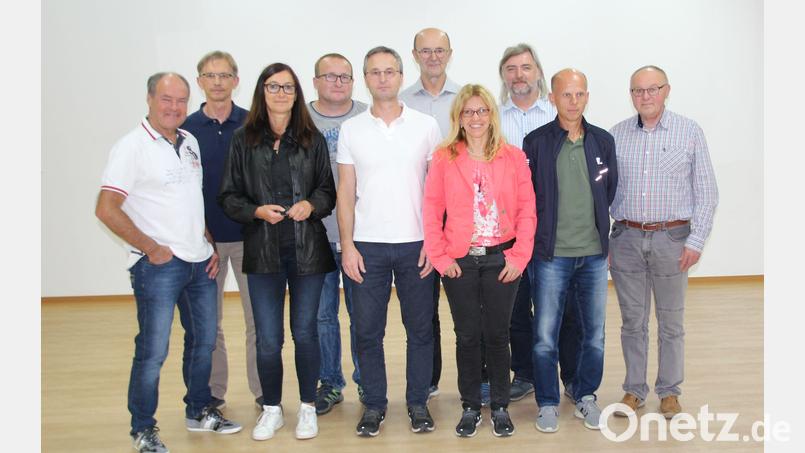 Das SVA-Führungsteam (von links) Wolfgang Weigl, Wolfgang Mändl, Doris Mändl, Mario Forster, Thomas Stopfer, Gerhard Raum, Eveline Süß, Andreas Leitl, Dieter Schneider und Richard Kellner. Bild: Franz-Josef Aufschläger, SVA/exb