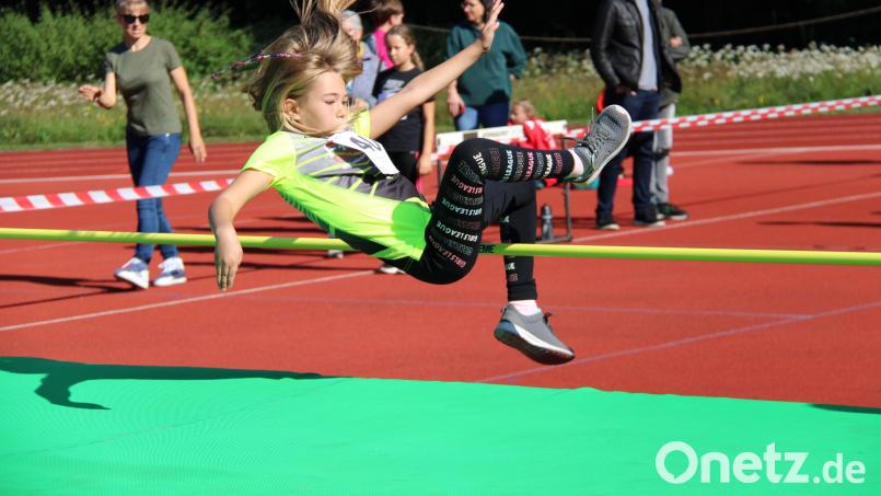 "Früh übt sich, wer ein Meister werden will". Bereits die Jüngsten unter den 85 Teilnehmern an der Kreismeisterschaft Mehrkampf Nord Oberpfalz erzielten beachtenswerte Ergebnisse auch im Hochsprung. Bild: prh