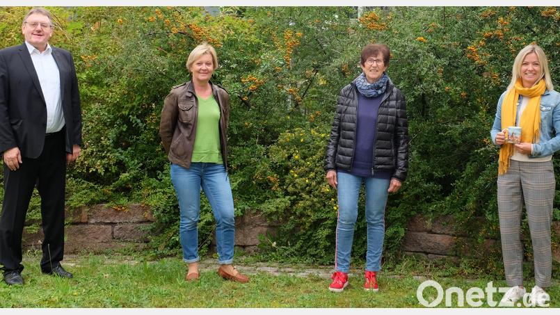 Der Vilsecker Bürgermeister Hans-Martin Schertl dankt den Damen für ihr Engagement (von rechts): Linda Trager, Sonja Andraschko und Stilla Pröls. Bild: Stefanie Gradl