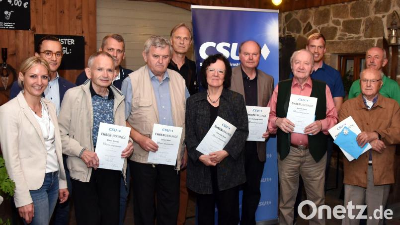 Eilhard Fichtner (vorne, von rechts) und Altbürgermeister Konrad Kraus blicken auf 60 Jahre CSU Mitgliedschaft zurück. Stellvertretende Bezirksvorsitzende Stefanie Dippl (von links) und Ortsvorsitzender Benedikt Grimm dankten den Jubilaren. Bild: begm/exb