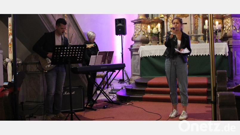 Eine Veränderung in der Jugendband wurde bekannt gegeben: Daniel Bär (links) spielt jetzt neu an der Seite von Elke Krauß (Keyboard, Mitte), Sängerin Lina Lindner (rechts) und Simon Krauß (Cajon, nicht im Bild). Bild: fks