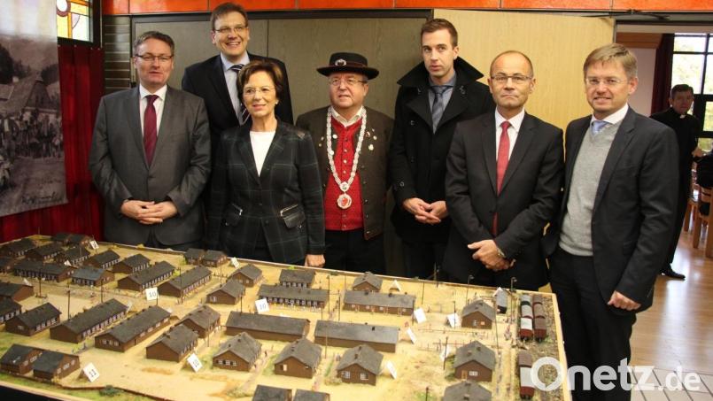 In Wiesauer Tracht präsentierte sich Toni Dutz (Mitte) bei der Veranstaltung „Vertrieben – angekommen – aufgebaut“. (von links) MdL Josef Zellmeier; Steffen Hörtler, (Sudetendeutschen Landsmannschaft); Ministerin Emilia Müller; Bürgermeister Dutz, der ungarische Generalkonsul Gabor Tordai-Lejko, Vize-Landrat Alfred Scheidler, MdL Tobias Reiß. Archivbild: Herbert Fischer