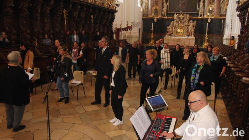 Der Gospel-Workshop-Chor sang am Sonntag im Familiengottesdienst. Ramona Fink (links) leitete den Chor, "Mäx" Braun begleitete am Keyboard. Bild: kro