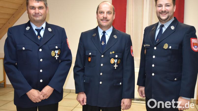 Der scheidende Vereinswirt Gerhard Purrer, Vorsitzender Georg Graf und Maximilian Herbst (von links), der das Amt des Jugendwarts abgegeben hat. Bild: no