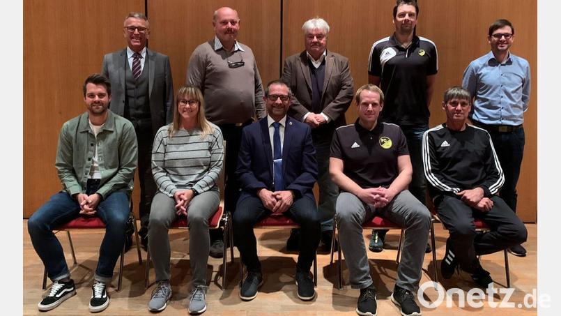 Die Führungsmannschaft des FC Tirschenreuth mit Bürgermeister Franz Stahl (vorne, von links): Zweiter Spielleiter Alexander Bauer, Schriftführerin Kerstin Burkhard, Vorsitzender Harald Siegert, stv. Vorsitzender Thomas Kruppa und Spielleiter Thomas Schramm sowie (hinten , von links) Bürgermeister Franz Stahl, Kassier Karl Schwägerl, Dritter Vorsitzender Willi Frankenberger, stv. Kassier Niko Fiedler und Jugendleiter Marco Schwägerl. Nicht im Bild: Ehrenamtsbeauftrager Gerhard Wagenknecht, stv. Schriftführer Alexander Schirmer. Bild: axs