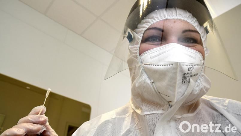 Wenn ab kommenden Montag, 11. Oktober, Corona-Tests für die meisten Bürger nicht mehr kostenlos sind, wird es für die Testzentren wohl weniger zu tun geben. Unser Bild zeigt eine Testzentrums-Mitarbeiterin in der Amberger Marienstraße. Archivbild: Petra Hartl