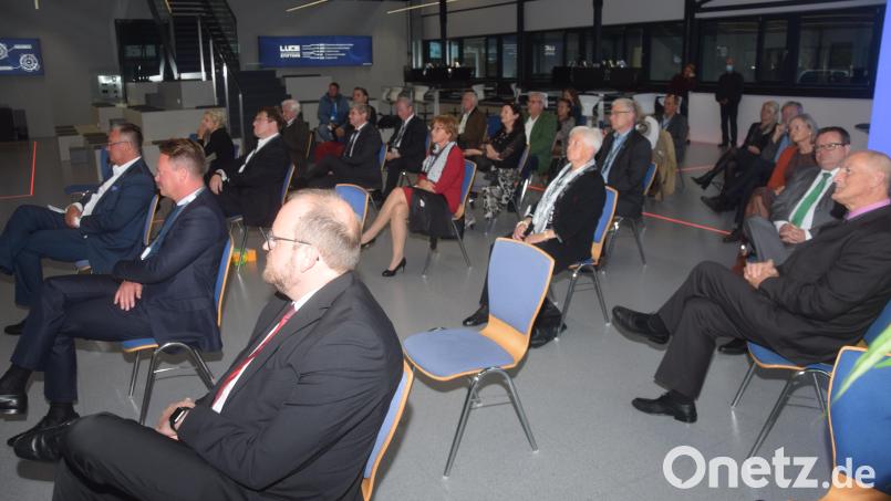 Am Ende der Feier stehen die geladenen Gäste auf und spenden Gerlinde Engel &quot;Stehende Ovationen&quot;. Bild: fz