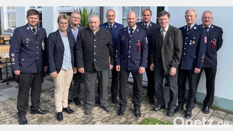 Die Geehrten der Feuerwehr Thumsenreuth (von links) Thomas Busch (20 Jahre), Bürgermeisterin Marion Höcht, Herbert Mattes (30 Jahre), Franz Wenning (60 Jahre), Wolfgang Bauer (30 Jahre), Christian Hederer (20 Jahre), Daniel Busch (20 Jahre), Alfons Janner (60 Jahre), Vorsitzender Dr. Berthold von Lindenfels und Zweiter Vorsitzender Rainer Schwingshandl. Bild: vsr