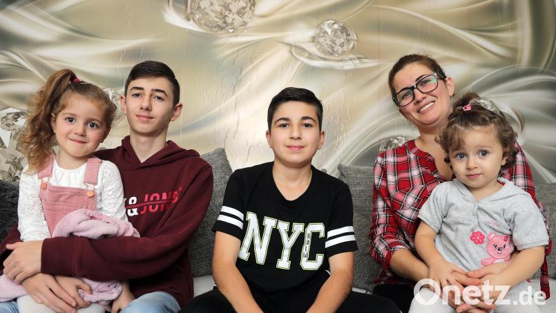 Familie Guliyev – im Bild Elnara Guliyeva mit den beiden Söhnen Cavanshir (links) und Elnur (Mitte) sowie den beiden Töchtern Veronika-Christiane (links auf dem Schoß ihres großen Bruders) und Viktoria (rechts) – ist überaus froh und glücklich, dass das Innenministerium in München der Empfehlung der bayerischen Härtefallkommission gefolgt ist und ihnen eine Aufenthaltserlaubnis erteilt hat, die zunächst auf ein Jahr befristet wurde. Bild: Wolfgang Steinbacher