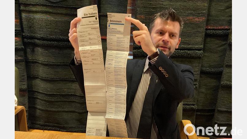 So geht es nicht: Wahlsachbearbeiter Thomas Wührl zeigt einen zerschnittenen Wahlschein, der damit ungültig ist. Bild: Stadt Weiden/exb