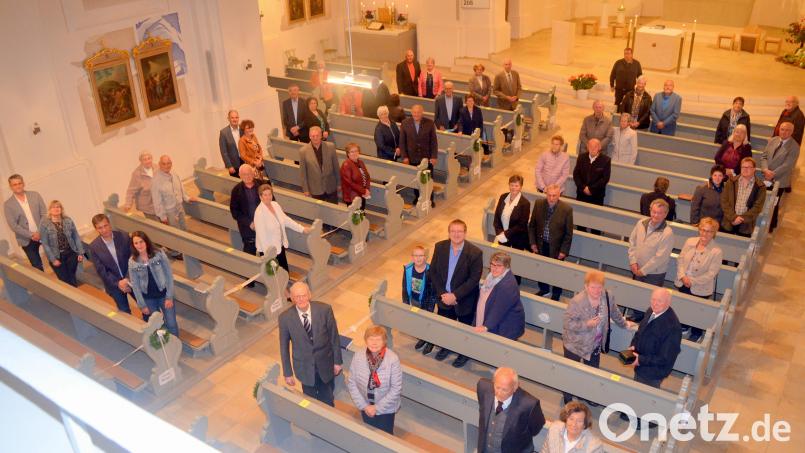 Die große Zahl teilnehmender Ehepaare freut den Vorsitzenden des Pfarrgemeinderats, Josef Kleber (hinten), ganz besonders. Bild: fjo