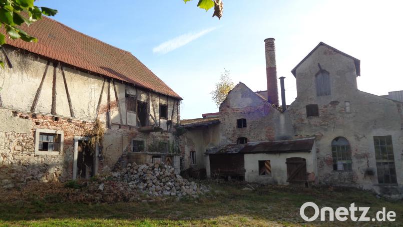 Die rückwärtigen Gebäude, die Stallungen (links) und die Brauerei (rechts), sollen eine neue Nutzung finden Bild: amö