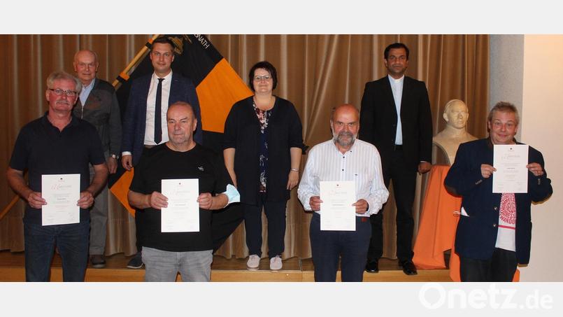 Die Geehrten (vorne, von links) Richard Braun, Horst Buchwald, Rudi Rubenbauer und Hans-Stefan Würstl sowie (hinten, von links) Ehrensenior Karl Eichhorn mit Bürgermeister Wolfgang Söllner, Vorsitzende Carolin Knott, Präses Pfarrer Pater Anish George. Bild: soj