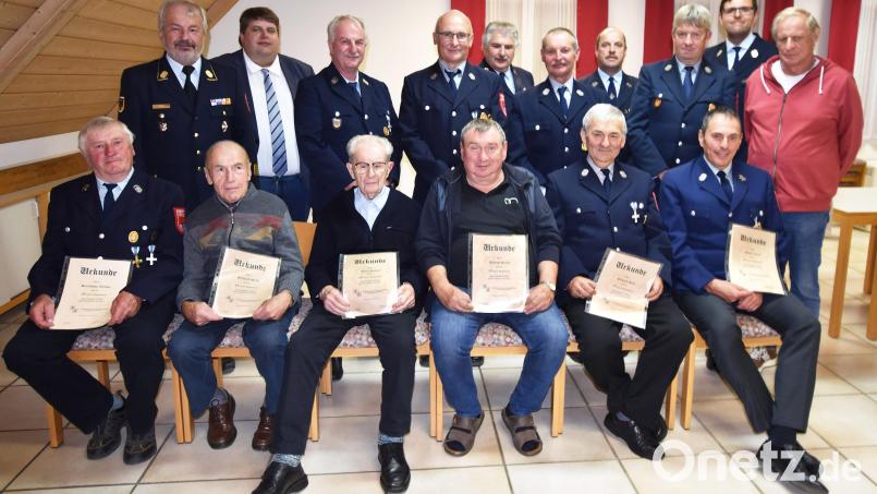 Ehrungen bei der Feuerwehr Illschwang: (sitzend, von links) Hermann Niebler, Willi Weiß, Hans Herbst, Herbert Pickel, Richard Hiltl, Günter Kolb, (stehend, von links) Kreisbrandrat Fredi Weiß, Bürgermeister Dieter Dehling, Manfred Herbst, Franz Sellner, Kreisbrandinspektor Hans Sperber, Günter Englhard, Vorsitzender Georg Graf, Ehrenkommandant Richard Koller, Kommandant Thorsten Jobst und Werner Übler. Bild: no