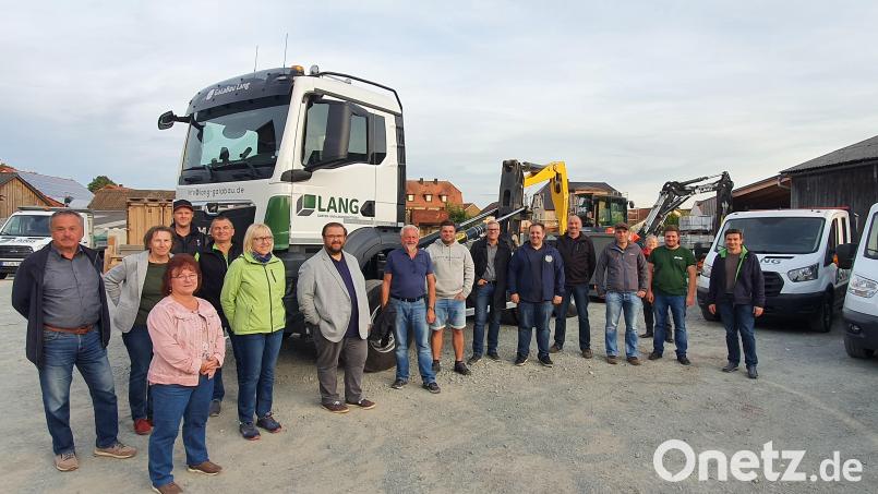 Betriebsinhaber Matthias Lang (Achter von rechts) stellte den Freien Wählern und ihren Gästen seinen Garten- und Landschaftsbaubetrieb vor. Bild: Freie Wähler Kastl/exb