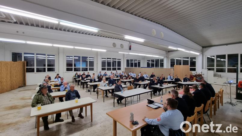 Zahlreiche Mitglieder konnte die Feuerwehrführung zur &quot;ordentlichen Mitgliederversammlung&quot; im Gerätehaus willkommen heißen. Bild: Feuerwehr Bärnau/exb