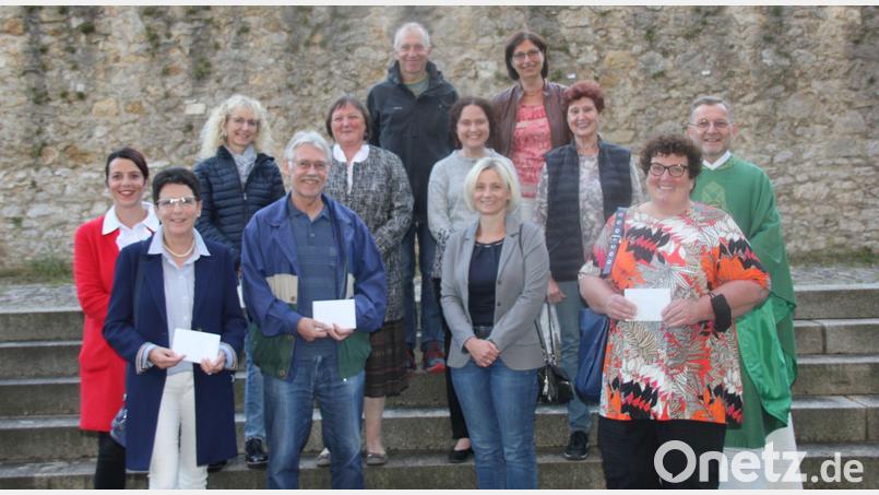 Glückliche Empfänger der Spenden des Grill-Teams um Alexander Bachmann und des Kirch-Kaffee-Teams um Barbara Ritz der Pfarrei St. Georg (Hinten, von links) mit Petra Lindner, Beate Huber, Sabine Feuerer und Helga Flierl sind (Mitte, von links) Susanne Strobel und Margit Mayer von Flika am Klinikum Amberg, Josef Richthammer und Evi Gesierlich von der Jugendhilfestation St. Martin Amberg sowie Karin Borchert vom Kinderpalliativteam Ostbayern am Klinikum Amberg (Vorne, von links). Dekan Markus Brunner (rechts) bedankte sich bei den engagierten Teams aus seiner Pfarrei für die Spendenbereitschaft. Bild: ads