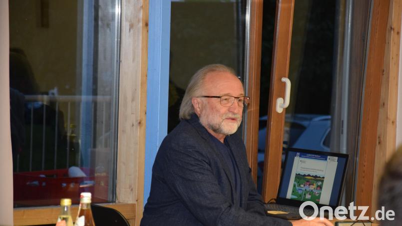 Josef Forster berichtete in der Marktratssitzung über das Projekt &quot;LandKULTUR&quot; und stellte außerdem das umwelt- und klimaverträgliche Naturerlebnis- und Tourismusangebot vor. Bild: fla