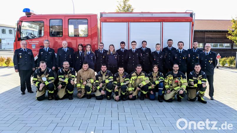 Im Bild die Teilnehmer mit (hinten, von links) den Kreisbrandmeistern Roland Frank, Helmut Czepa und Harald Würner sowie (hinten, von rechts) Kommandant Matthias Haulena und stv. Kommandant Thomas Sladky. Bild: Johannes Werner/exb