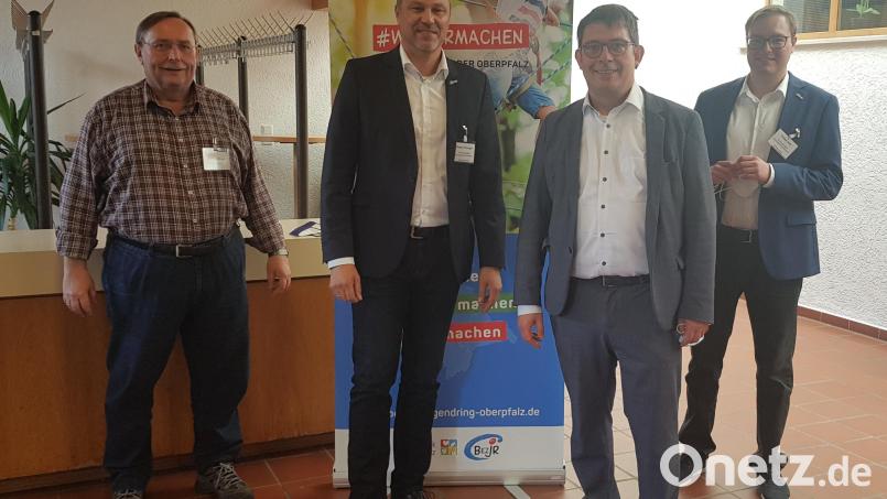 von links nach rechts: Gerhard Kraus, Jürgen Preisinger, Matthias Fack (Präsident des Bayerischen Jugendrings) und Philipp Seitz (1. Vorsitzender Bezirksjugendring Oberpfalz) Bild: exb/Oskar Peter