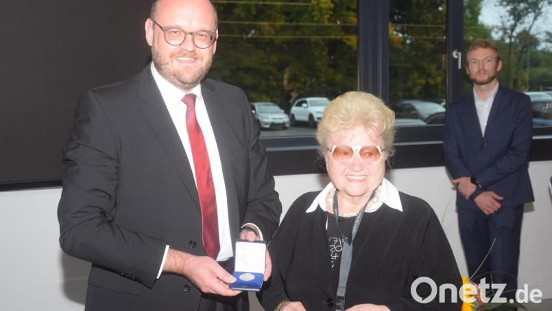 Landrat Andreas Meier überreicht Gerlinde Engel die Landkreismedaille. Bild: fz