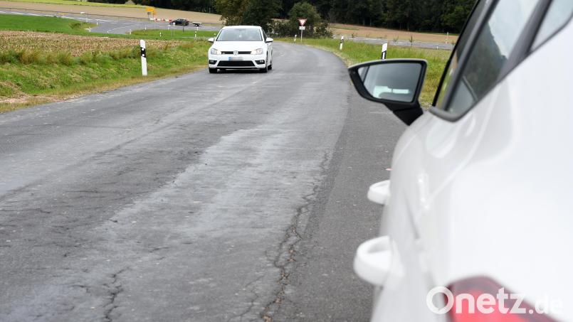 Die Straße von Meerbodenreuth in Richtung Buch wird erneuert. Die Bauarbeiten dauern fünf Wochen. Bild: Gabi Schönberger