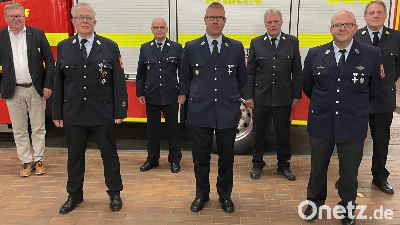 Auch Aktive wurden geehrt (von links): OB Michael Cerny, Heinrich Scharf, Josef Singer, Thomas Binner, Bernhard Strobl, Roland Inguscio und Philipp Seegerer. Bild: Feuerwehr Amberg/exb